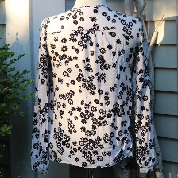 GAP White Black Floral Tie Neck Ruffle Front Rayon Top Sz SMALL - Picture 5 of 8